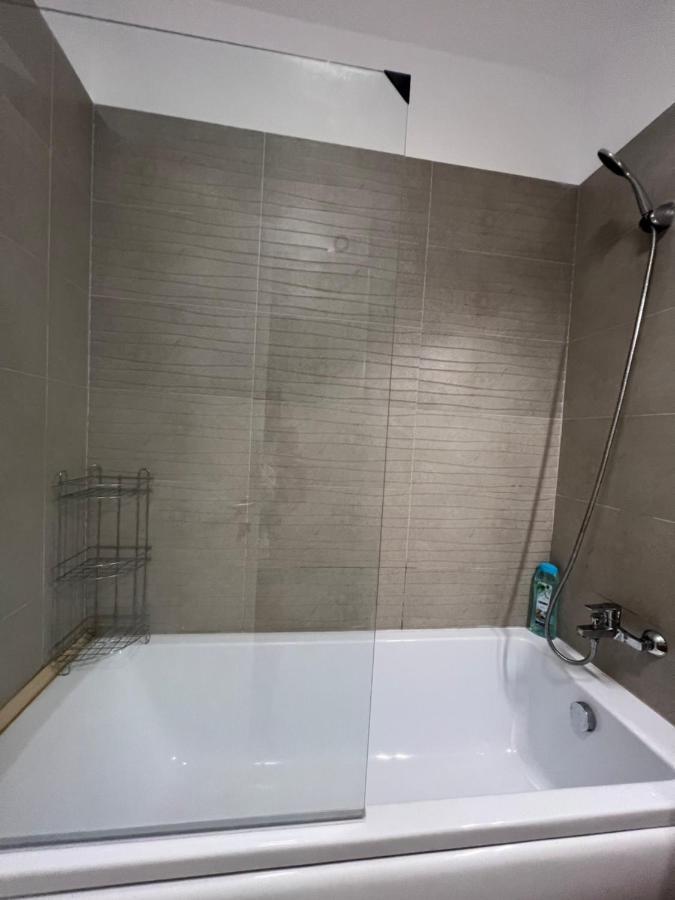 Aparthotel Lake Bukares Bagian luar foto