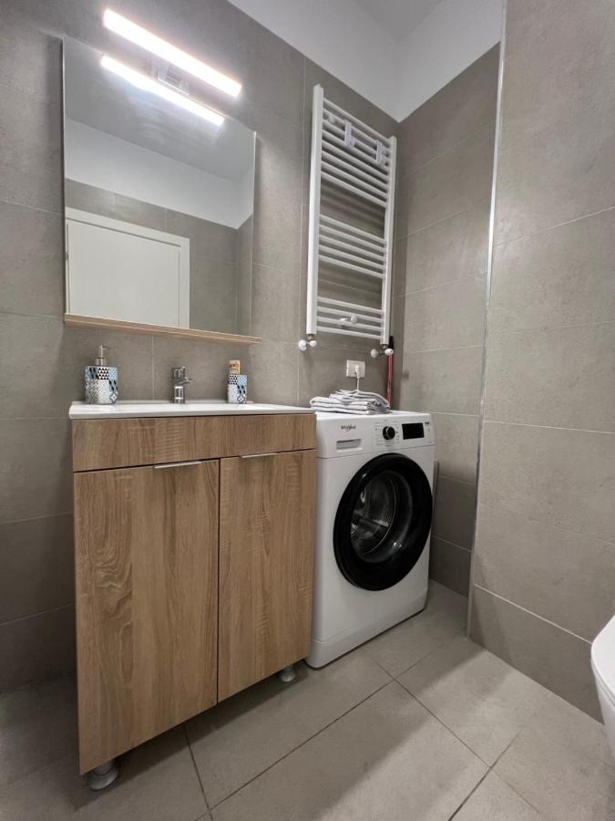Aparthotel Lake Bukares Bagian luar foto