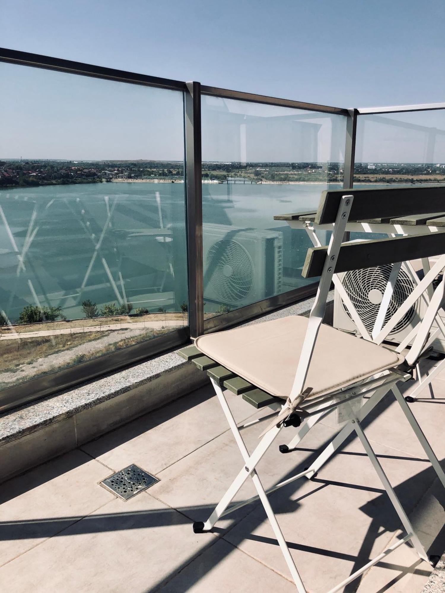 Aparthotel Lake Bukares Bagian luar foto
